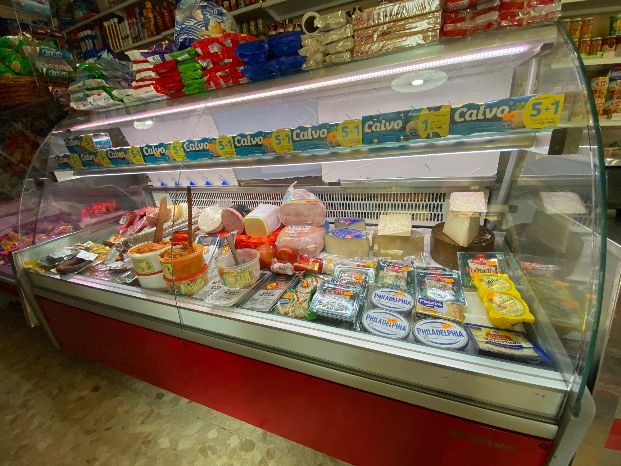 Fachada y escaparate de Comestibles Pepe en la Plaza Pío XII, Málaga